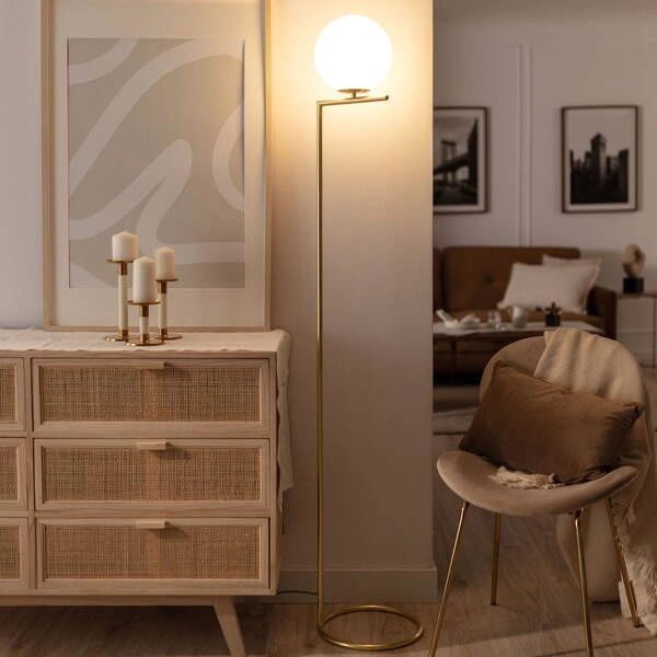 Lampa Podłogowa Złota Szklana Kula Mleczna 165cm Abruzzo Home E27